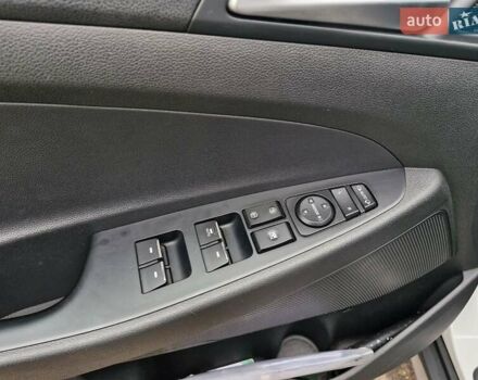 Белый Хендай Туксон, объемом двигателя 2 л и пробегом 111 тыс. км за 19999 $, фото 10 на Automoto.ua