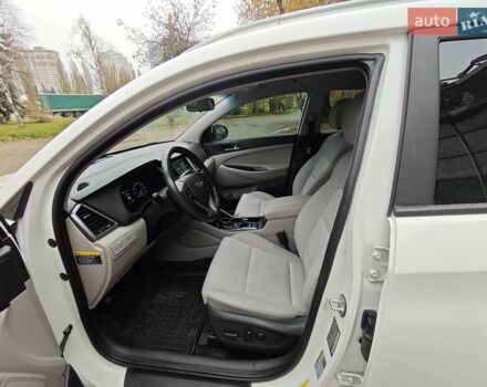 Белый Хендай Туксон, объемом двигателя 2.36 л и пробегом 75 тыс. км за 16700 $, фото 8 на Automoto.ua