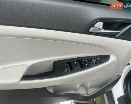 Белый Хендай Туксон, объемом двигателя 2 л и пробегом 91 тыс. км за 15900 $, фото 14 на Automoto.ua