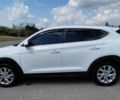 Белый Хендай Туксон, объемом двигателя 2 л и пробегом 161 тыс. км за 21700 $, фото 1 на Automoto.ua