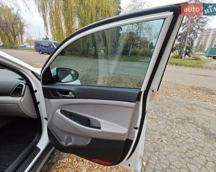 Белый Хендай Туксон, объемом двигателя 2.36 л и пробегом 75 тыс. км за 16700 $, фото 16 на Automoto.ua