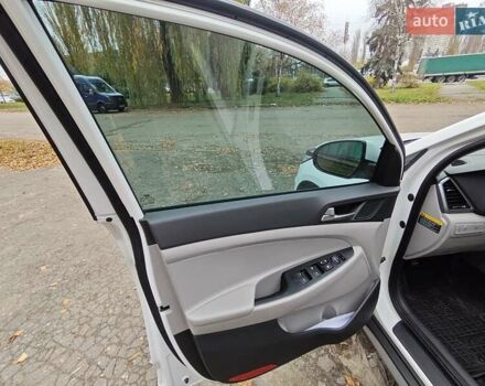 Белый Хендай Туксон, объемом двигателя 2.36 л и пробегом 75 тыс. км за 16700 $, фото 10 на Automoto.ua