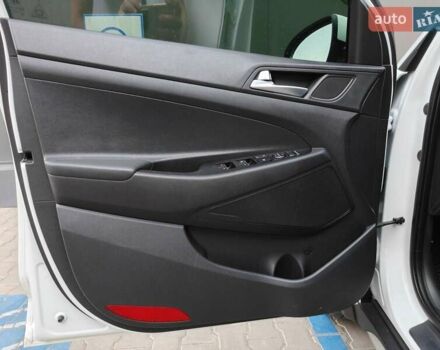 Белый Хендай Туксон, объемом двигателя 2 л и пробегом 99 тыс. км за 20500 $, фото 17 на Automoto.ua