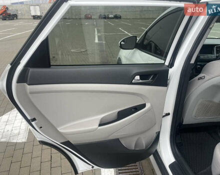 Белый Хендай Туксон, объемом двигателя 2 л и пробегом 91 тыс. км за 15900 $, фото 15 на Automoto.ua