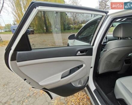 Белый Хендай Туксон, объемом двигателя 2.36 л и пробегом 75 тыс. км за 16700 $, фото 13 на Automoto.ua