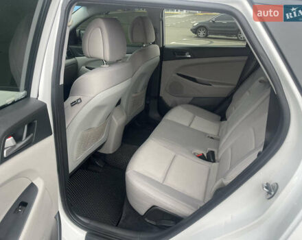 Белый Хендай Туксон, объемом двигателя 2 л и пробегом 91 тыс. км за 15900 $, фото 17 на Automoto.ua