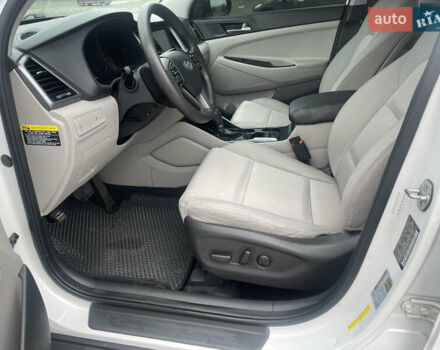 Белый Хендай Туксон, объемом двигателя 2 л и пробегом 91 тыс. км за 15900 $, фото 13 на Automoto.ua