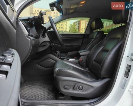 Белый Хендай Туксон, объемом двигателя 2 л и пробегом 99 тыс. км за 20500 $, фото 13 на Automoto.ua