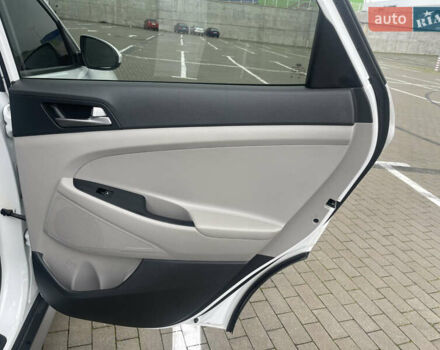 Белый Хендай Туксон, объемом двигателя 2 л и пробегом 91 тыс. км за 15900 $, фото 20 на Automoto.ua