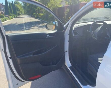 Белый Хендай Туксон, объемом двигателя 2 л и пробегом 135 тыс. км за 17000 $, фото 5 на Automoto.ua