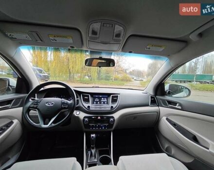 Белый Хендай Туксон, объемом двигателя 2.36 л и пробегом 75 тыс. км за 16700 $, фото 20 на Automoto.ua