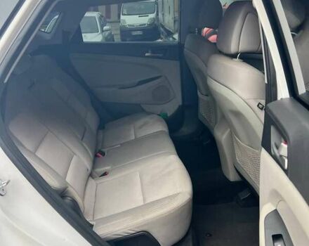 Белый Хендай Туксон, объемом двигателя 2 л и пробегом 96 тыс. км за 16900 $, фото 6 на Automoto.ua