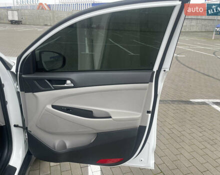 Белый Хендай Туксон, объемом двигателя 2 л и пробегом 91 тыс. км за 15900 $, фото 24 на Automoto.ua