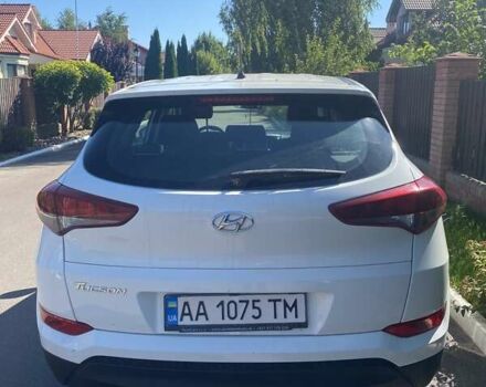 Белый Хендай Туксон, объемом двигателя 2 л и пробегом 135 тыс. км за 17000 $, фото 3 на Automoto.ua