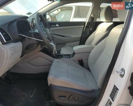 Белый Хендай Туксон, объемом двигателя 2 л и пробегом 105 тыс. км за 4900 $, фото 6 на Automoto.ua