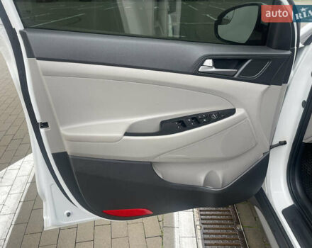 Белый Хендай Туксон, объемом двигателя 2 л и пробегом 91 тыс. км за 15900 $, фото 16 на Automoto.ua