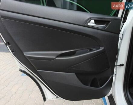 Белый Хендай Туксон, объемом двигателя 2 л и пробегом 99 тыс. км за 20500 $, фото 16 на Automoto.ua