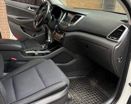 Білий Хендай Туксон, об'ємом двигуна 2 л та пробігом 77 тис. км за 21700 $, фото 13 на Automoto.ua