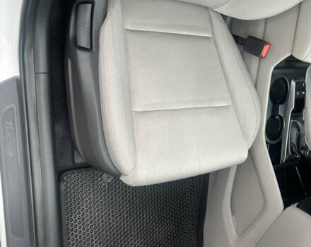 Белый Хендай Туксон, объемом двигателя 2 л и пробегом 91 тыс. км за 15900 $, фото 30 на Automoto.ua