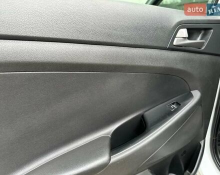 Белый Хендай Туксон, объемом двигателя 2 л и пробегом 131 тыс. км за 17600 $, фото 33 на Automoto.ua