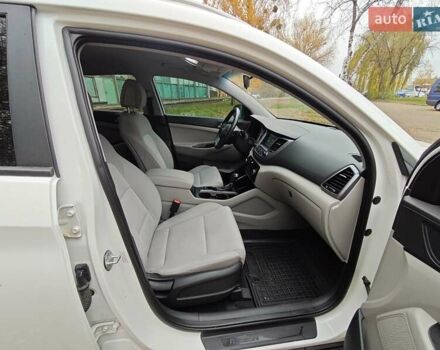 Белый Хендай Туксон, объемом двигателя 2.36 л и пробегом 75 тыс. км за 16700 $, фото 14 на Automoto.ua