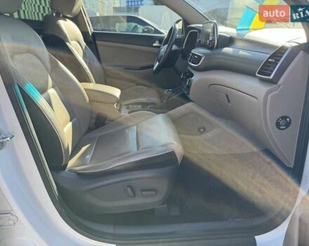 Белый Хендай Туксон, объемом двигателя 2 л и пробегом 97 тыс. км за 24800 $, фото 30 на Automoto.ua