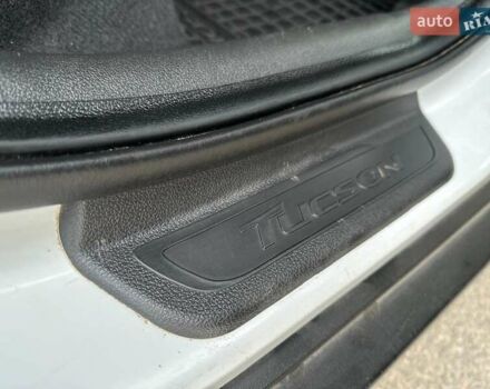 Белый Хендай Туксон, объемом двигателя 2 л и пробегом 131 тыс. км за 17600 $, фото 18 на Automoto.ua