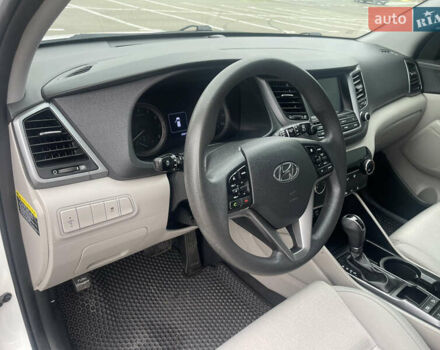 Белый Хендай Туксон, объемом двигателя 2 л и пробегом 91 тыс. км за 15900 $, фото 11 на Automoto.ua