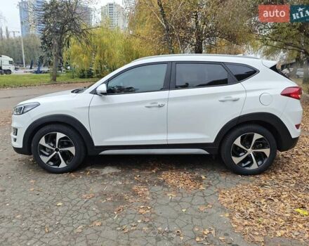 Белый Хендай Туксон, объемом двигателя 2.36 л и пробегом 75 тыс. км за 16700 $, фото 4 на Automoto.ua