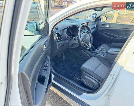 Белый Хендай Туксон, объемом двигателя 2 л и пробегом 270 тыс. км за 19800 $, фото 9 на Automoto.ua