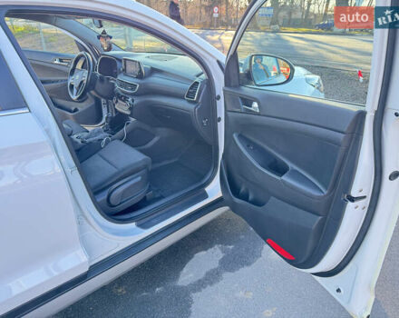 Белый Хендай Туксон, объемом двигателя 2 л и пробегом 270 тыс. км за 19800 $, фото 16 на Automoto.ua