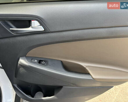 Белый Хендай Туксон, объемом двигателя 1.58 л и пробегом 107 тыс. км за 18500 $, фото 12 на Automoto.ua