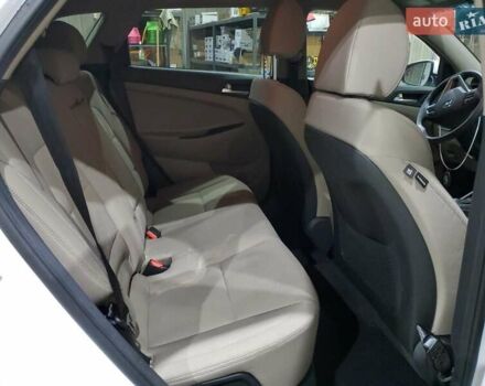 Белый Хендай Туксон, объемом двигателя 2 л и пробегом 97 тыс. км за 4400 $, фото 10 на Automoto.ua