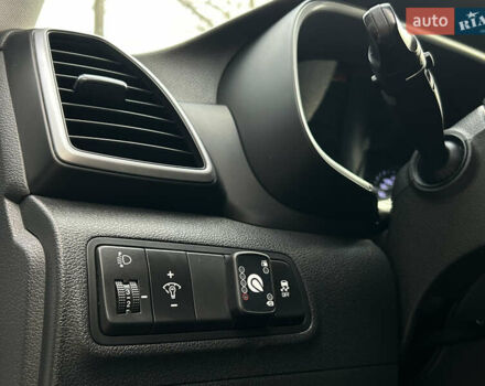 Білий Хендай Туксон, об'ємом двигуна 2 л та пробігом 101 тис. км за 17800 $, фото 13 на Automoto.ua