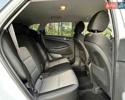 Білий Хендай Туксон, об'ємом двигуна 2 л та пробігом 101 тис. км за 17800 $, фото 9 на Automoto.ua