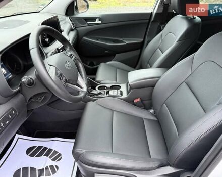 Белый Хендай Туксон, объемом двигателя 2 л и пробегом 114 тыс. км за 23900 $, фото 18 на Automoto.ua