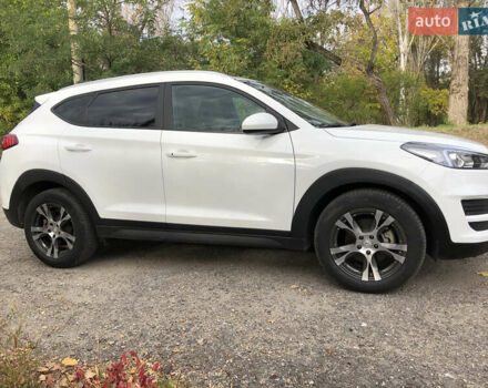 Белый Хендай Туксон, объемом двигателя 2 л и пробегом 25 тыс. км за 15900 $, фото 2 на Automoto.ua