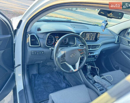 Белый Хендай Туксон, объемом двигателя 2 л и пробегом 270 тыс. км за 19800 $, фото 10 на Automoto.ua