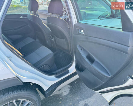 Белый Хендай Туксон, объемом двигателя 2 л и пробегом 270 тыс. км за 19800 $, фото 15 на Automoto.ua