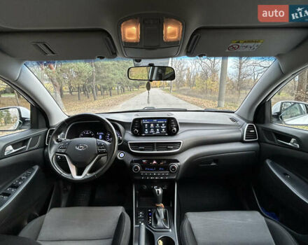 Білий Хендай Туксон, об'ємом двигуна 2 л та пробігом 101 тис. км за 17800 $, фото 5 на Automoto.ua