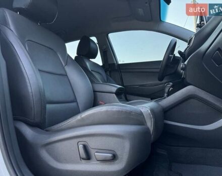 Белый Хендай Туксон, объемом двигателя 2 л и пробегом 119 тыс. км за 23500 $, фото 40 на Automoto.ua