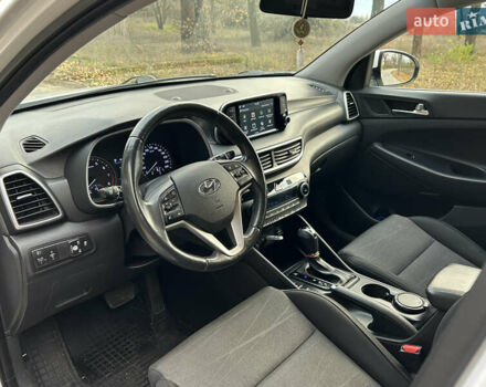 Білий Хендай Туксон, об'ємом двигуна 2 л та пробігом 101 тис. км за 17800 $, фото 6 на Automoto.ua