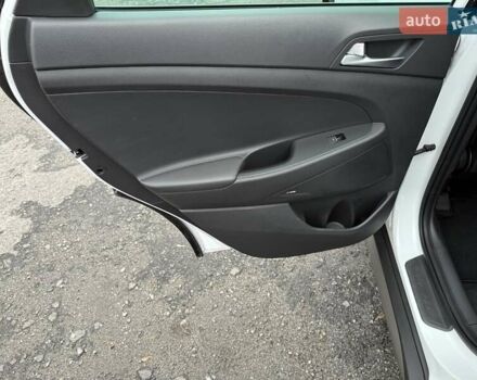 Белый Хендай Туксон, объемом двигателя 2 л и пробегом 114 тыс. км за 23900 $, фото 22 на Automoto.ua