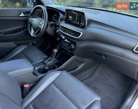 Белый Хендай Туксон, объемом двигателя 2 л и пробегом 119 тыс. км за 23500 $, фото 48 на Automoto.ua