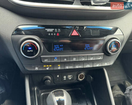 Белый Хендай Туксон, объемом двигателя 2 л и пробегом 138 тыс. км за 25000 $, фото 6 на Automoto.ua