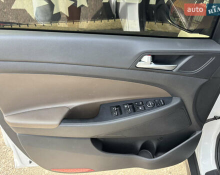 Белый Хендай Туксон, объемом двигателя 1.58 л и пробегом 107 тыс. км за 18500 $, фото 7 на Automoto.ua