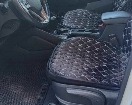 Белый Хендай Туксон, объемом двигателя 2 л и пробегом 90 тыс. км за 14500 $, фото 8 на Automoto.ua