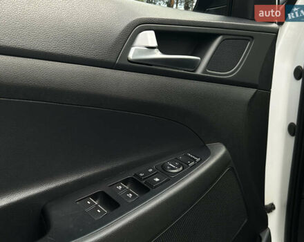 Білий Хендай Туксон, об'ємом двигуна 2 л та пробігом 101 тис. км за 17800 $, фото 14 на Automoto.ua