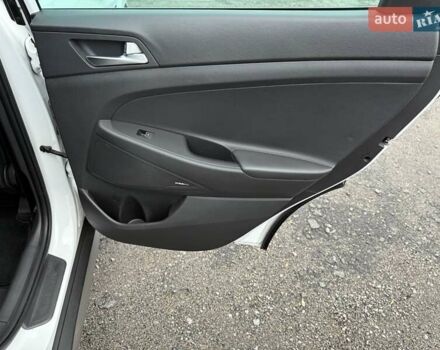 Белый Хендай Туксон, объемом двигателя 2 л и пробегом 114 тыс. км за 23900 $, фото 30 на Automoto.ua