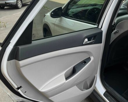 Белый Хендай Туксон, объемом двигателя 2 л и пробегом 95 тыс. км за 14500 $, фото 14 на Automoto.ua